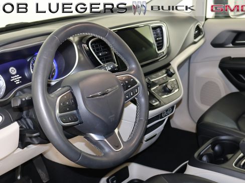 Used 2023 Chrysler Pacifica Touring-L FWD image 9