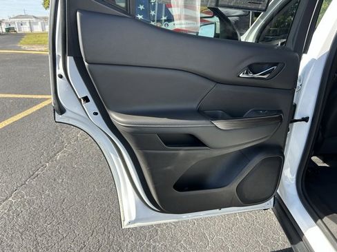 Used 2023 GMC Acadia SLT image 12