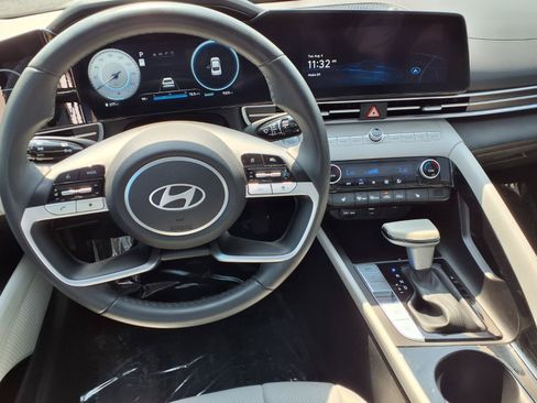 Certified 2025 Hyundai Elantra Limited FWD image 11