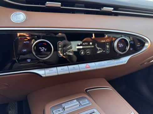 Used 2023 Genesis GV70 2.5T w/ Advanced Package image 21