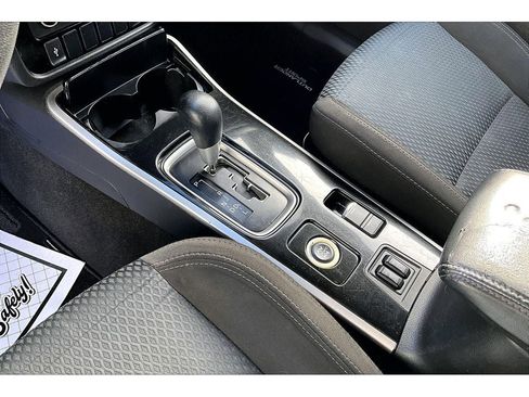 Used 2020 Mitsubishi Outlander ES image 15