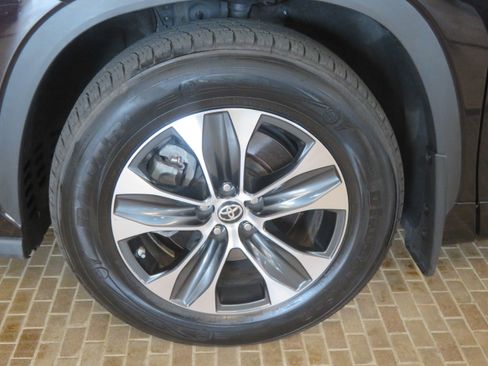 Used 2021 Toyota Highlander XLE AWD/4WD image 7