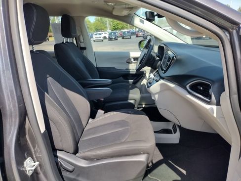Used 2023 Chrysler Voyager LX FWD image 11