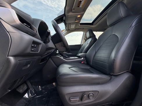Used 2024 Toyota Highlander XLE image 19