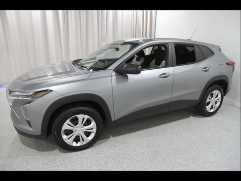 Certified 2024 Chevrolet Trax LS w/ Driver Confidence Package FWD image 3