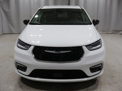 Used 2024 Chrysler Pacifica Touring-L FWD image 6