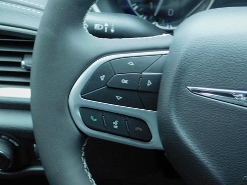 Used 2025 Chrysler Pacifica Select w/ Uconnect Theater Family Group image 18