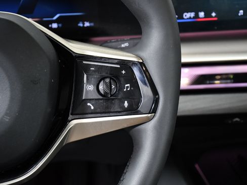 Used 2025 BMW i5 eDrive40i w/ Executive Package image 13