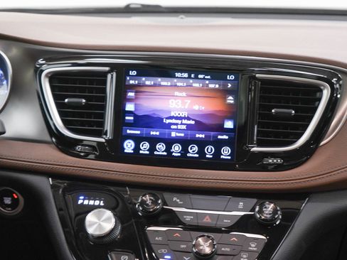Used 2017 Chrysler Pacifica Limited w/ UConnect Theater Package FWD image 17