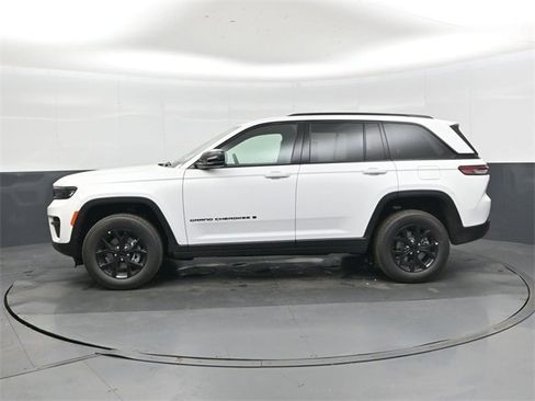 New 2025 Jeep Grand Cherokee Laredo image 7