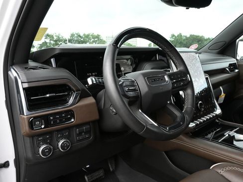 Used 2025 GMC Yukon Denali Ultimate AWD/4WD image 18