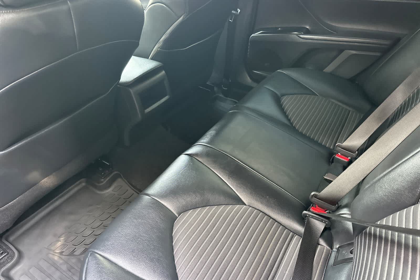 Used 2020 Toyota Camry SE FWD image 4