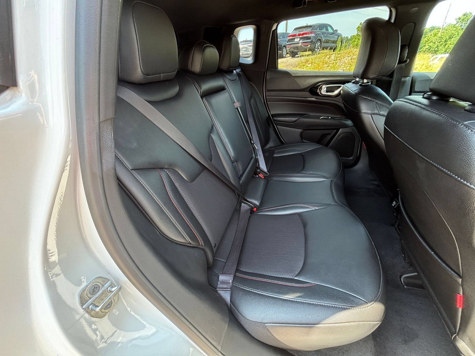 Used 2025 Jeep Compass Trailhawk AWD/4WD image 36