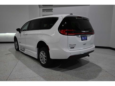 Used 2024 Chrysler Pacifica Touring-L FWD image 8