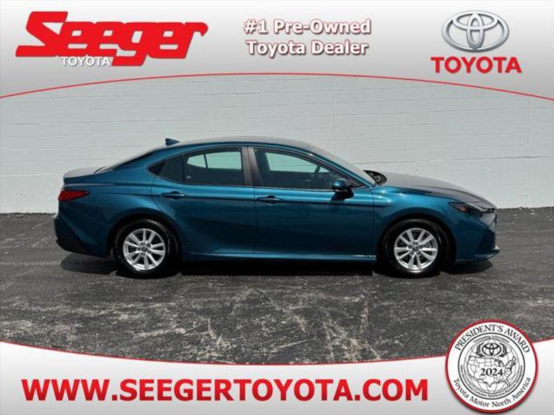 Certified 2025 Toyota Camry Hybrid image 1