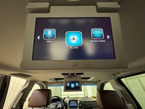 Used 2019 Chevrolet Suburban Premier w/ Premier Plus Edition AWD/4WD image 25