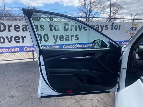 Used 2025 Toyota Camry LE image 11