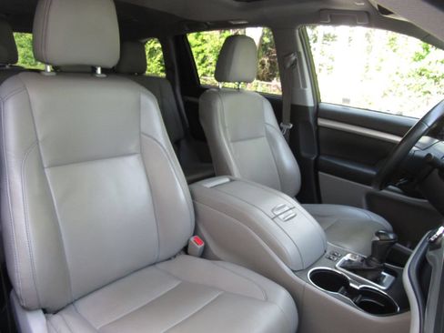 Certified 2019 Toyota Highlander XLE AWD/4WD image 20