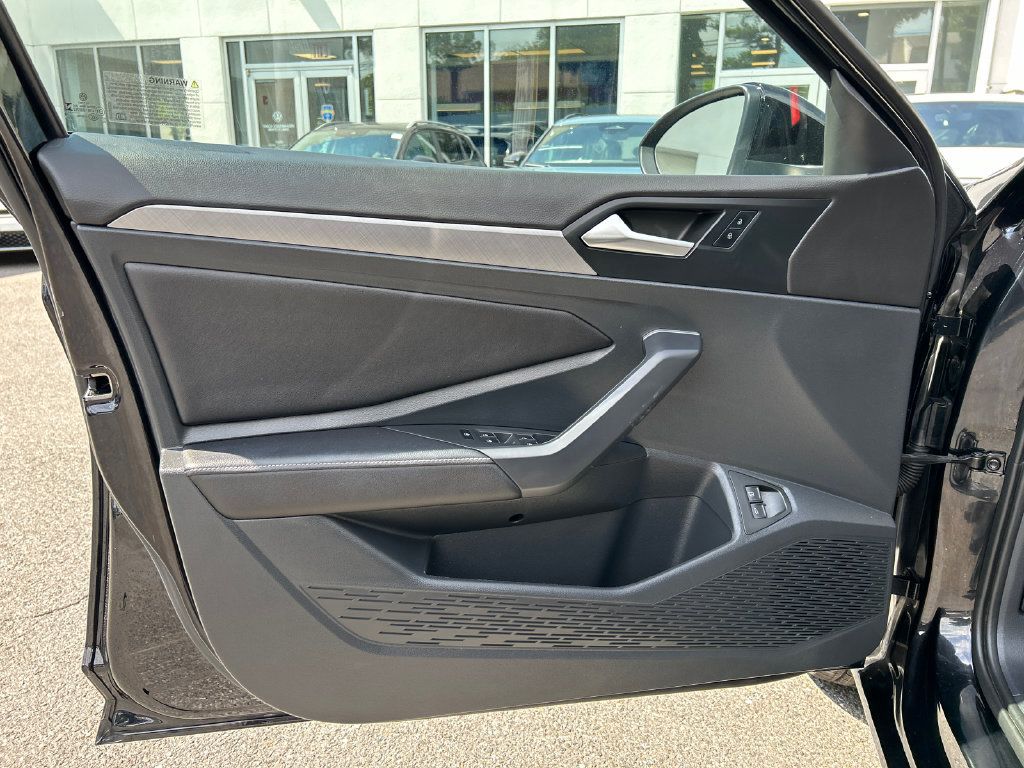 Used 2023 Volkswagen Jetta SE w/ Panoramic Sunroof Package FWD image 9