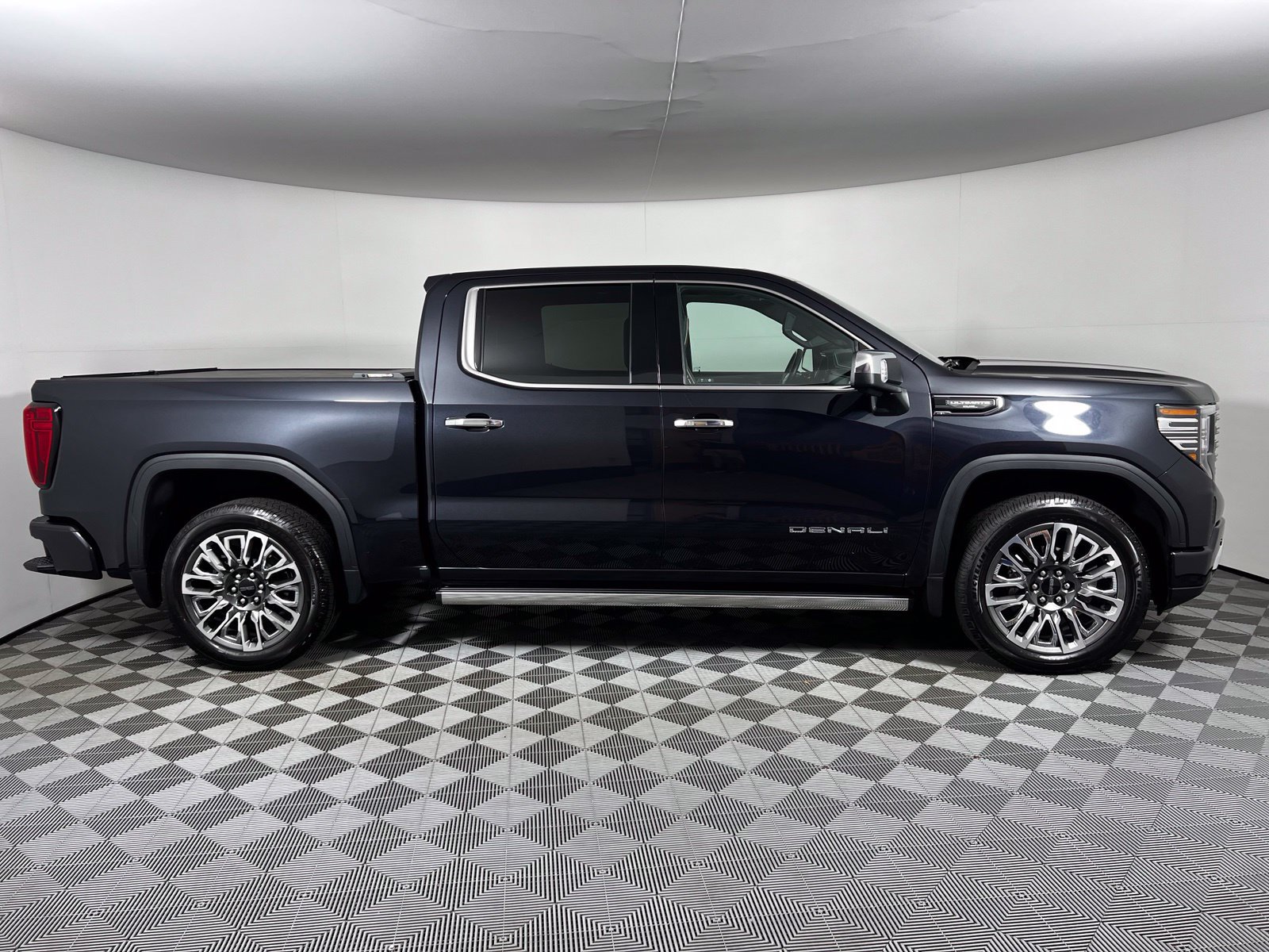 Used 2025 GMC Sierra 1500 Denali Ultimate AWD/4WD image 4