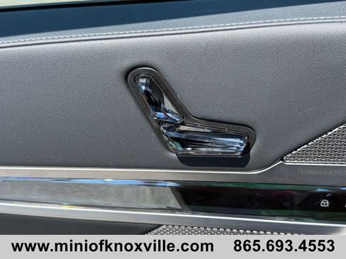 Used 2025 BMW 740i xDrive AWD/4WD image 12