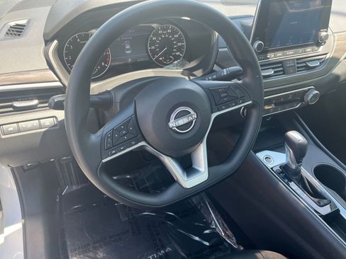 Used 2025 Nissan Altima 2.5 SV FWD image 28