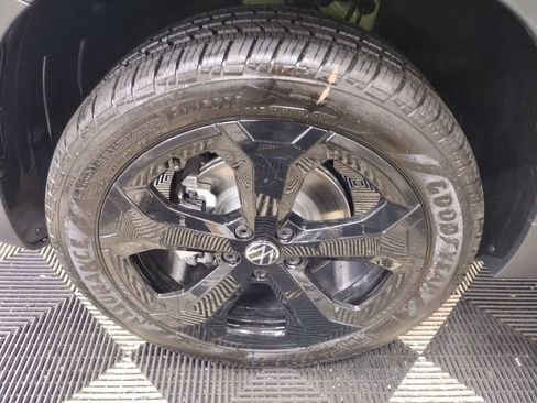 New 2025 Volkswagen Taos SE image 5