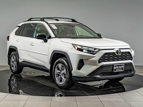 Used 2025 Toyota RAV4 LE AWD/4WD image 3
