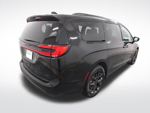Used 2024 Chrysler Pacifica Touring-L w/ S Appearance Package image 6