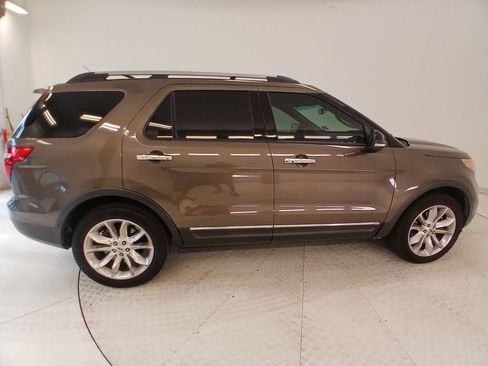 Used 2015 Ford Explorer XLT w/ Equipment Group 202A FWD image 6
