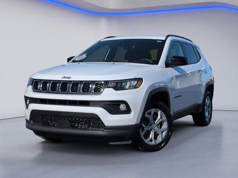 Used 2024 Jeep Compass Latitude image 2