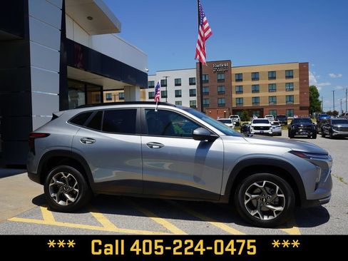 Used 2025 Chevrolet Trax LT FWD image 9
