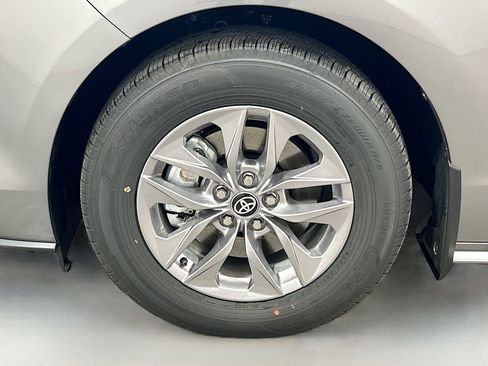 New 2026 Toyota Sienna XLE FWD image 8