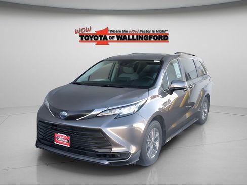 Certified 2022 Toyota Sienna LE image 1
