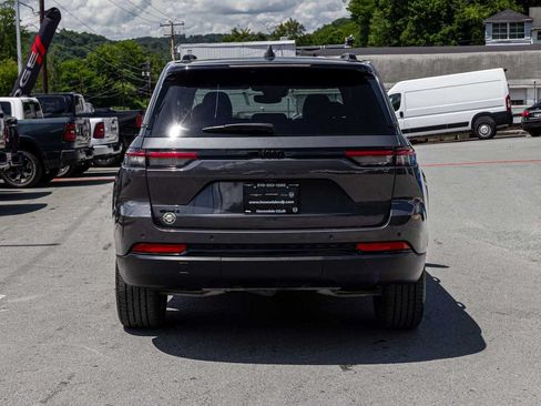 Used 2024 Jeep Grand Cherokee Altitude AWD/4WD image 5