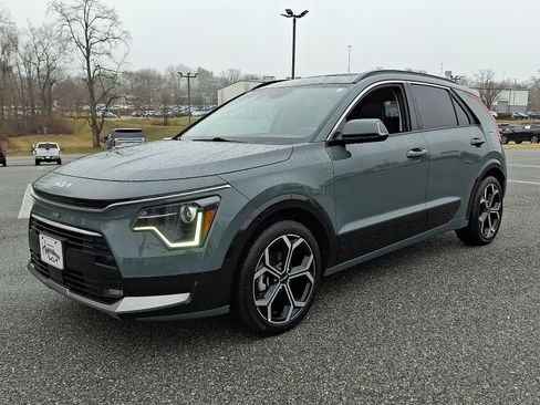 Used 2023 Kia Niro EX Touring image 3