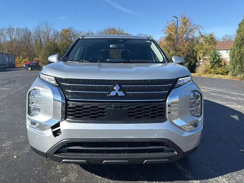 Used 2024 Mitsubishi Outlander SE Black Edition image 2