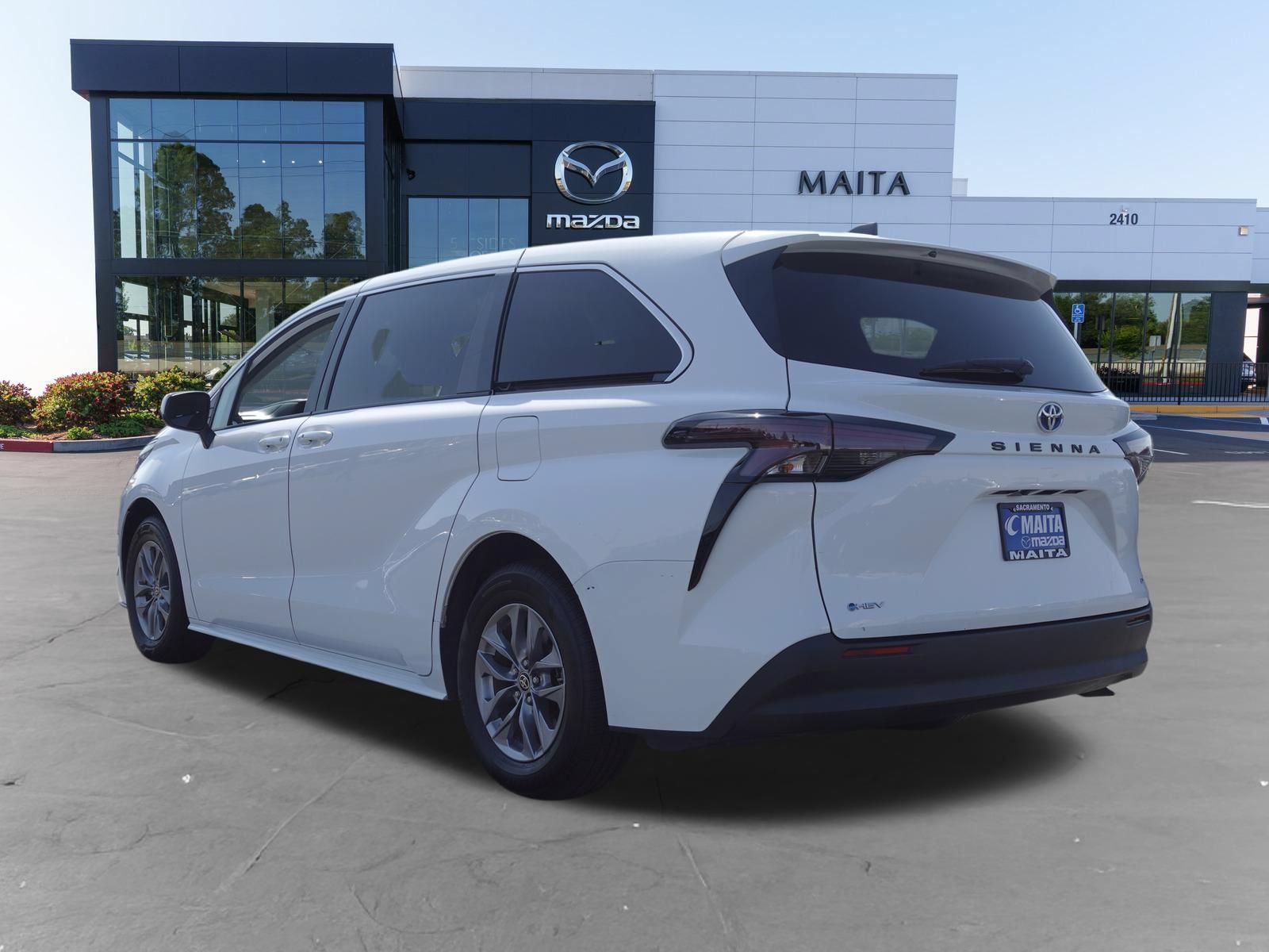 Used 2025 Toyota Sienna LE FWD image 5