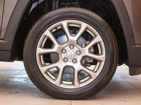 Used 2022 Jeep Compass Latitude image 9