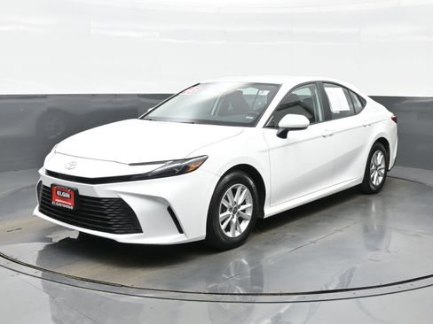 Used 2025 Toyota Camry LE image 2