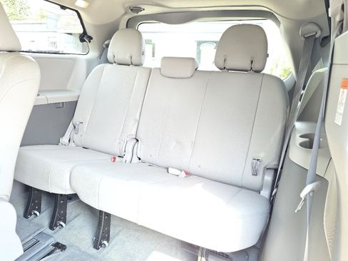 Used 2015 Toyota Sienna XLE FWD image 17
