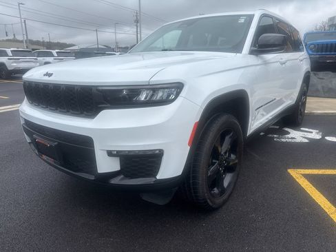 Used 2023 Jeep Grand Cherokee L Limited w/ Black Appearance Package AWD/4WD image 4