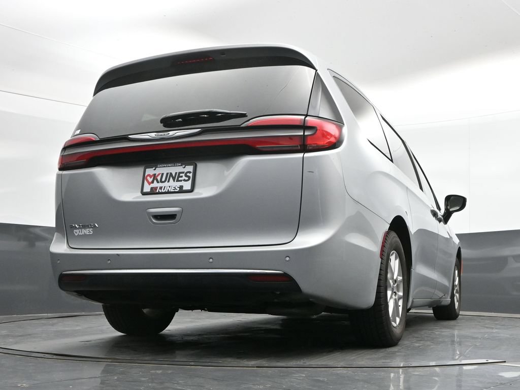 Used 2024 Chrysler Pacifica Touring-L FWD image 40