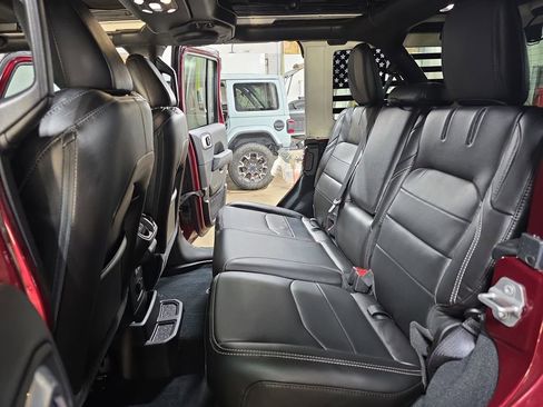 Used 2022 Jeep Wrangler Unlimited Sahara w/ Cold Weather Group AWD/4WD image 13