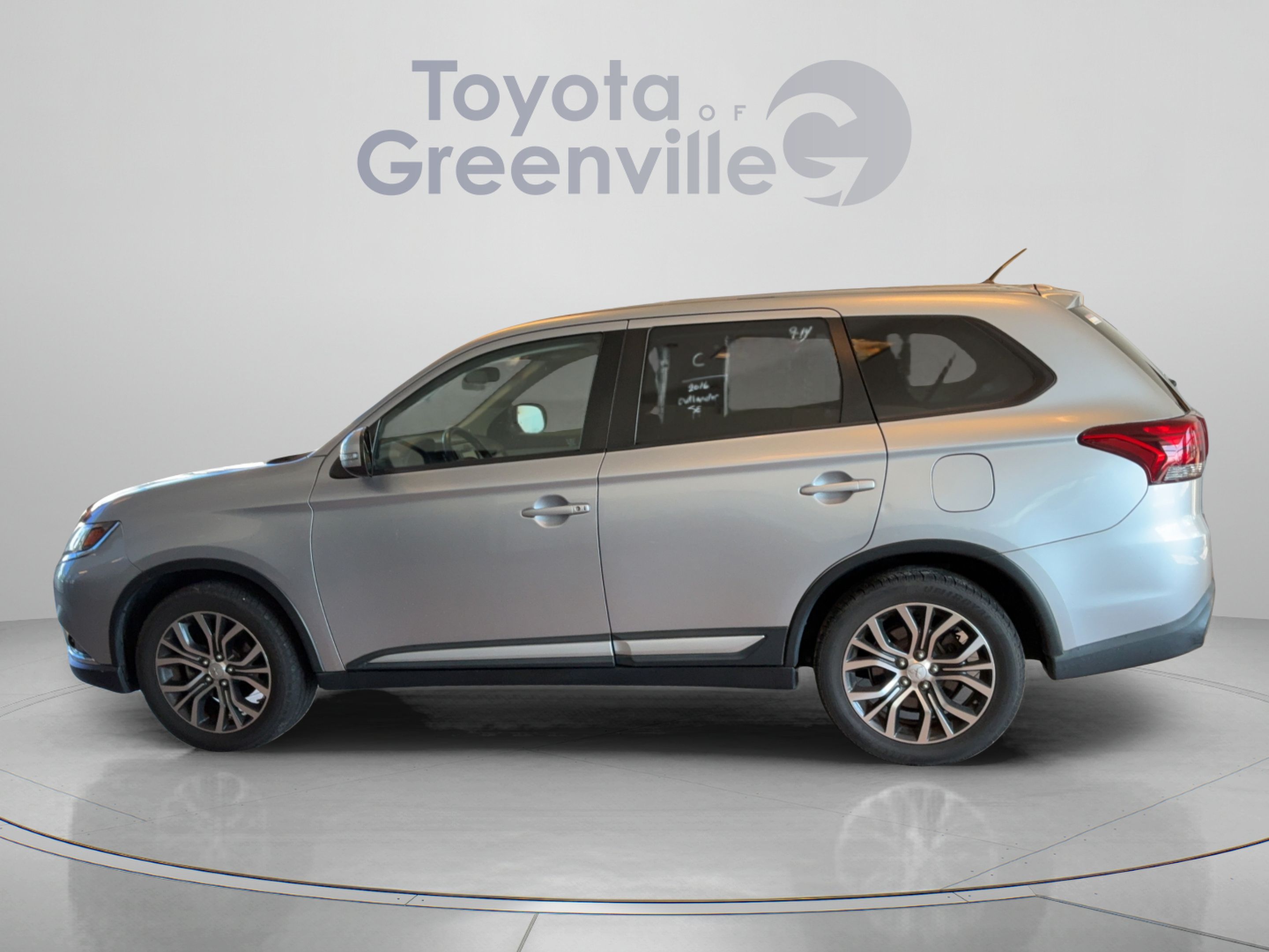 Used 2016 Mitsubishi Outlander SE FWD image 2