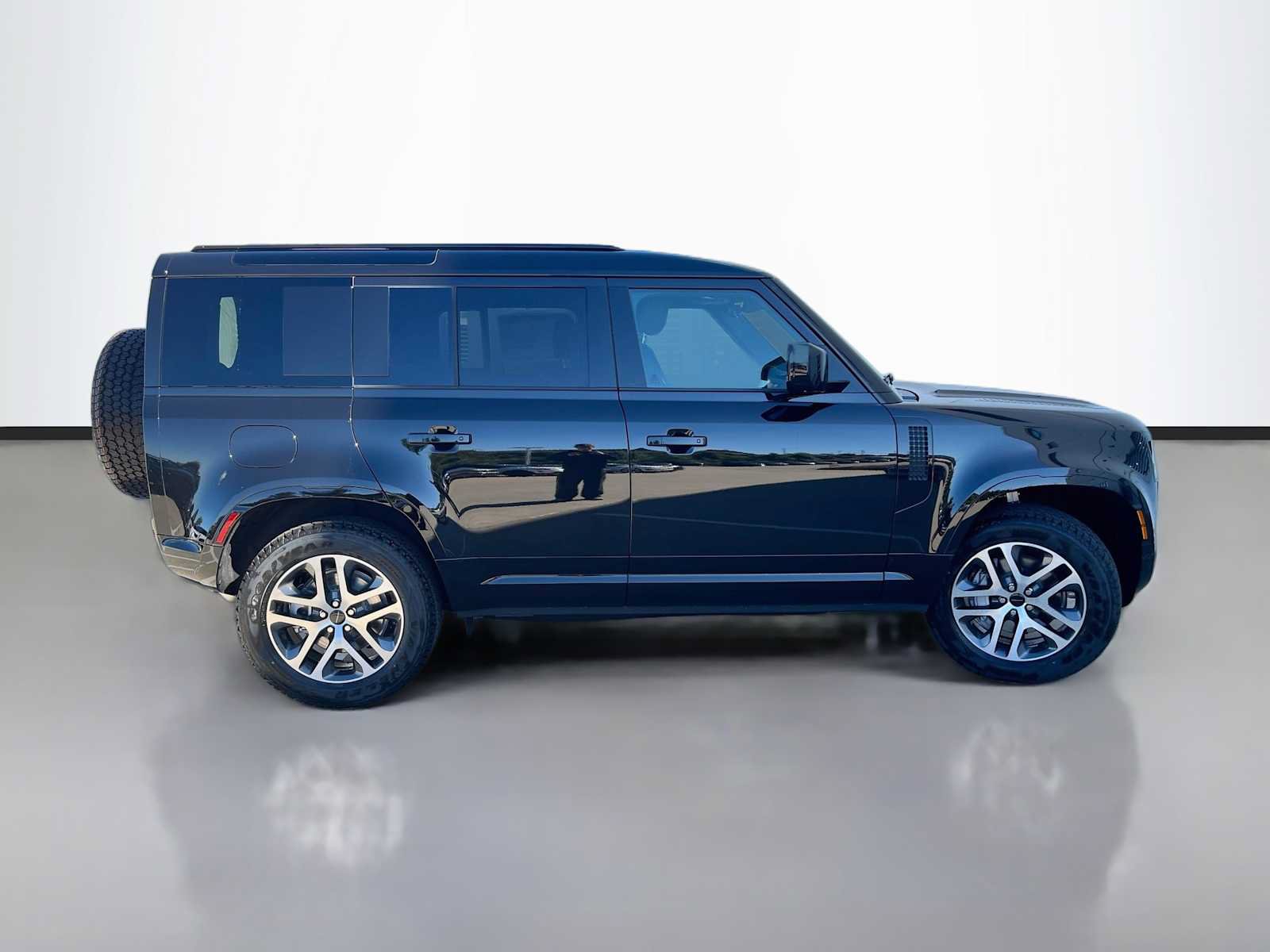 New 2026 Land Rover Defender 110 X-Dynamic SE AWD/4WD image 7