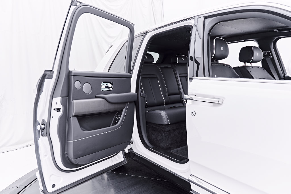 Used 2025 Rolls-Royce Cullinan AWD/4WD image 37