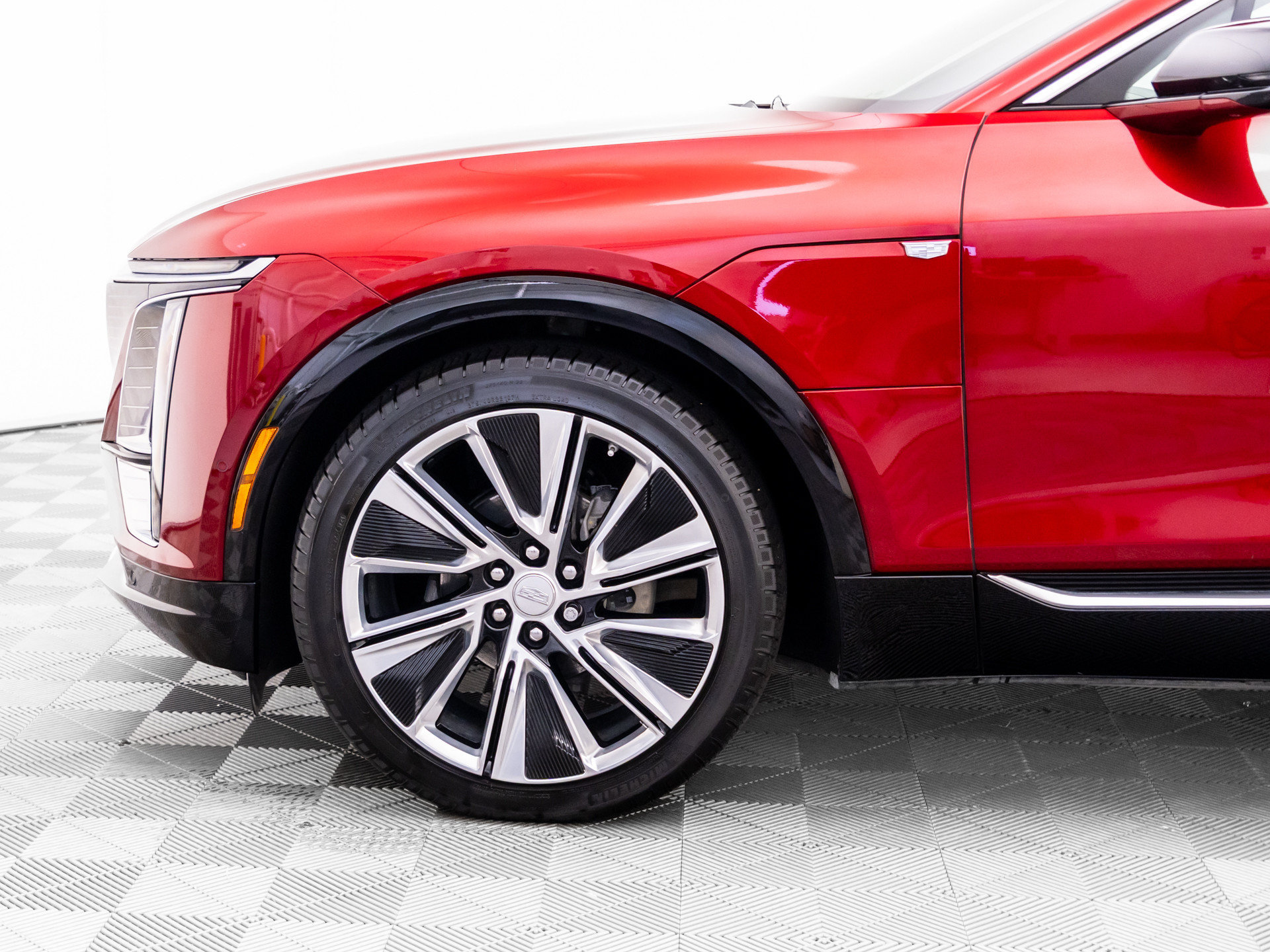 Certified 2025 Cadillac Lyriq Luxury w/ LPO, Floor Liner Package AWD/4WD image 41