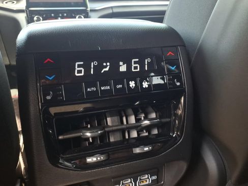 Used 2022 Jeep Grand Cherokee Overland w/ Advanced Protech Group III AWD/4WD image 30