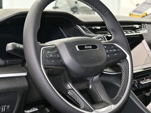 Used 2025 Jeep Grand Cherokee Laredo image 13